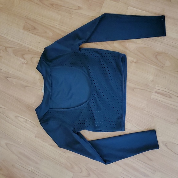 cropped active top - Picture 4 of 6